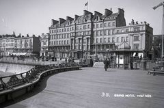 View-of-Grand-Hotel-at-Verulam-Place-White-Rock.-c1905.
